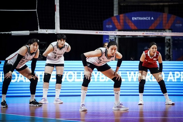 상대 서브를 기다리는 한국 여자 배구 대표팀. 국제배구연맹(FIVB) 제공