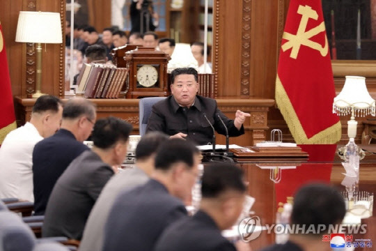 김정은 북한 국무위원장이 지난 27일 노동당 비서국 확대회의를 주재하고 있다. 평양 조선중앙통신=연합뉴스