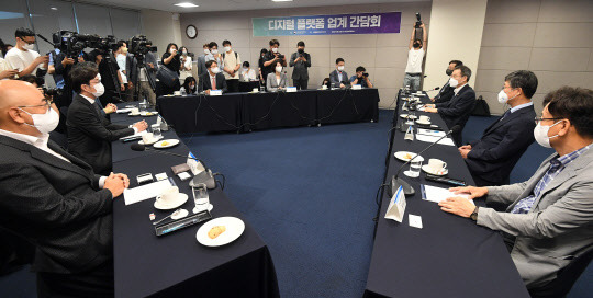 이종호 과학기술정보통신부 장관이 지난 22일 오전 서울 중구 대한상공회의소에서 열린 디지털 플랫폼 업계 간담회에서 발언하고 있다. 연합뉴스