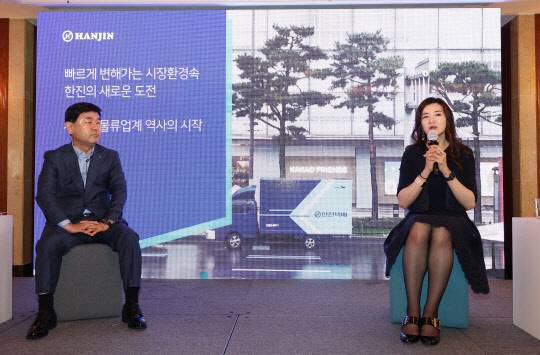 28일 서울 중구 롯데호텔에서 열린 메타버스 '한진 로지버스 아일랜드' 오픈 기념 기자간담회에서 조현민(오른쪽) 한진 미래성장전략 및 마케팅총괄 사장이 노삼석 한진 대표이사 사장과 대담을 하고 있다. 연합뉴스