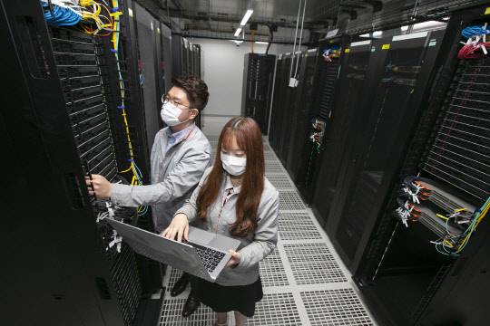 모델들이 KT 클라우드 IDC센터를 소개하고 있다. KT 제공