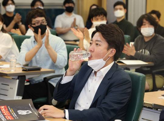 이준석 국민의힘 대표가 지난 6월27일 서울 여의도 국회 의원회관에서 최재형 의원실 주최로 열린 '반지성 시대의 공성전' 세미나에서 물을 마시고 있다.<연합뉴스>