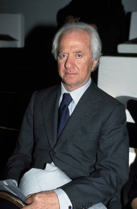 선글래스 레이밴 브랜드 등을 거느리고 있는 이탈리아·프랑스 안경 명품업체 에실로르룩소티카의 레오나르도 델베키오 회장이 27일(현지시간) 별세했다. 고아원에서 자란 델베키오는 26세 때인 1961년 레이밴으로 유명한 룩소티카를 설립하며 승승장구해 이탈리아 2위 부자가 됐다. AP뉴시스