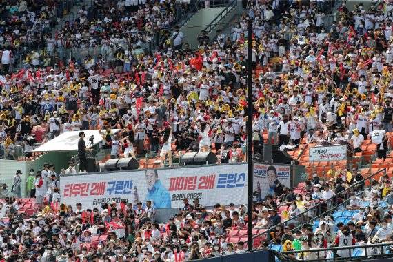 휴일을 맞아 잠실 야구장이 시민들로 붐비고 있다. 사진=뉴시스