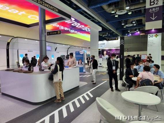 28일 서울 강남구 코엑스에서 열린 세계임상화학학회(IFCC) 학술대회 회장의 GC녹십자그룹 부스 앞. 사진=김동규 기자사진=김동규 기자