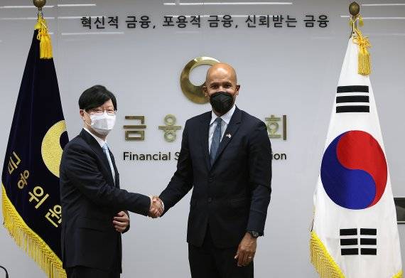 김소영 금융위원회 부위원장(왼쪽)은 28일 서울 종로구 정부서울청사에서 브라이언 넬슨 미국 재무부차관과 면담을 가졌다. 금융위원회제공
