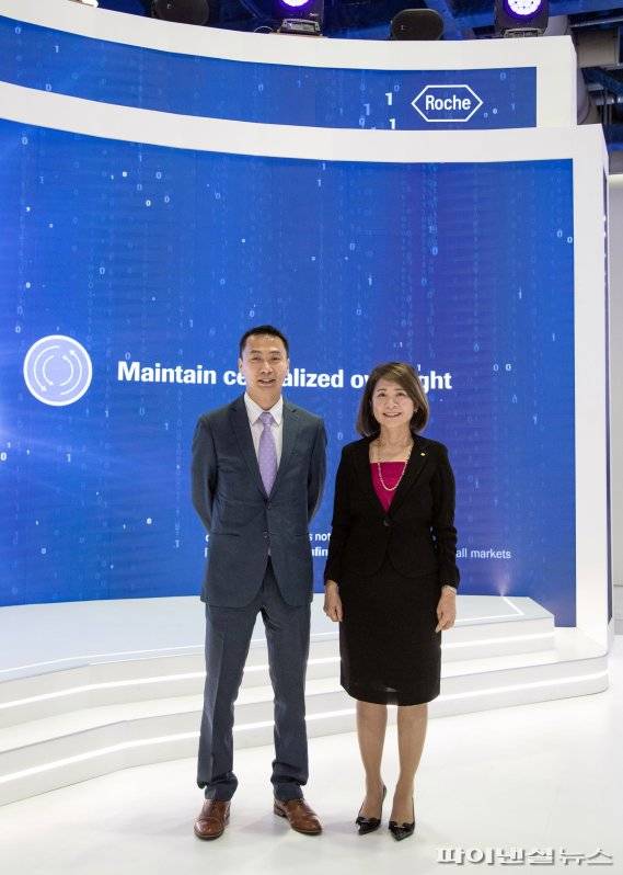 킷 탕 한국로슈진단 대표이사(왼쪽)와 아그네스 호 로슈진단 아시아태평양지역 서브 리전 3대표(오른쪽)가 '제24회 세계임상화학회 국제학술대회' 로슈진단 부스 앞에서 포즈를 취하고 있다. 로슈진단 제공