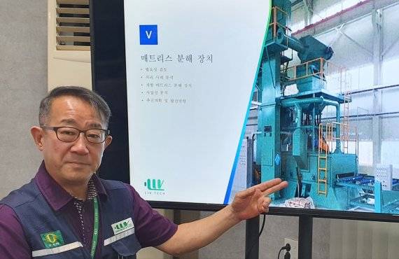 부산 신평동에 공장을 둔 한 산업용 기계 제조업체 관계자가 자체 특허기술로 개발한 폐매트리스를 분해, 재활용할 수 있는 전자동 장비에 대해 설명하고 있다. 사진=노주섭 기자