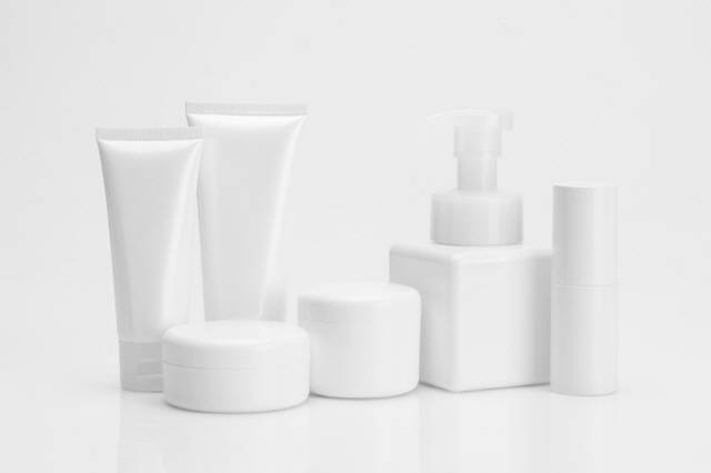 임신 중 화장품, 향수, 헤어스프레이 등에서 검출되는 ‘프탈레이트’에 노출되면 태어난 아이가 정상적으로 성장하지 못할 수 있다는 연구결과가 나왔다./사진=클립아트코리아