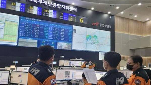 필승교 수위 살피는 소방 관계자들 [경기도북부소방재난본부 제공]