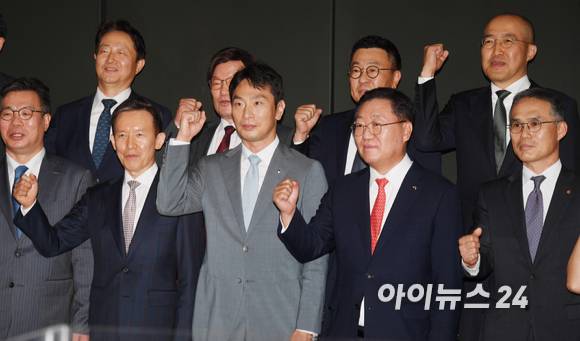 이복현 금융감독원장과 증권사 9개사, 자산운용사 7개사 등 금융투자업계 대표들이 28일 서울 여의도 한국금융투자협회에서 금융투자권역 CEO 간담회를 갖기 전 기념촬영을 하고 있다. [사진=정소희 기자]