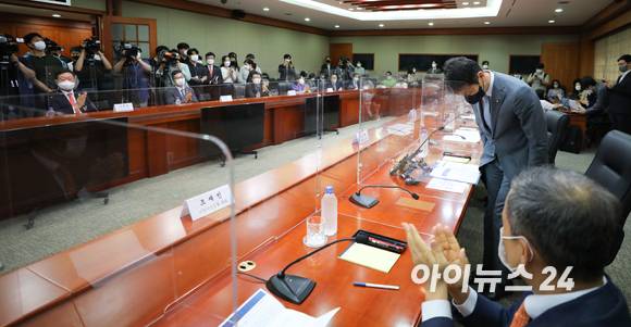 이복현 금융감독원장이 28일 오후 서울 여의도 한국금융투자협회에서 열린 금융투자권역 최고경영자(CEO) 간담회에 참석해 인사하고 있다. [사진=정소희 기자]