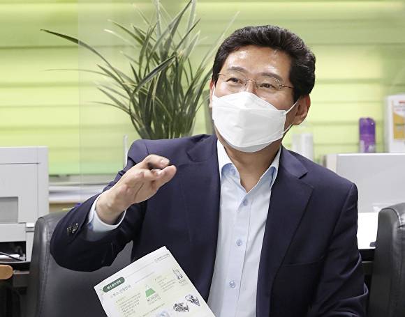 이상일 용인특례시장 당선자가 집무실에서 쉬고 있다. [사진=용인특례시장직 인수위원회]