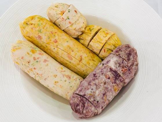 채소를 잘게 다져 넣어 만든 강아지 소시지. 사진 박미진