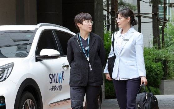 이선영 서울대병원 공공진료센터 교수(왼쪽)와 재택의료팀 간호사가 지난 14일 서울 마포구의 한 환자 가정에 진료를 하기 위해 방문하고 있다. 강정현 기자