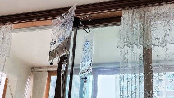 요양병원 입원 권유를 받았던 암 환자 이모씨는 재택의료 덕분에 집에서 머무르며 치료를 이어갈 수 있게 됐다. 사진은 이씨가 24시간 맞고 있는 중심정맥용 수액. 이에스더 기자