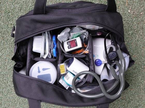 서울대병원 재택의료팀의 진료 가방 속 모습. 청진기와 체온계, 혈압계와 각종 처치 도구들이 담겨있다. 강정현 기자