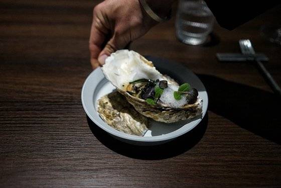 미역과 토마토 주스를 곁들인 삼배체굴. 사진 김성현