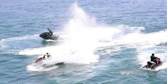포항 영일대 해수욕장에서 시민들이 제트스키를 타며 더위를 식히고 있다. 연합뉴스