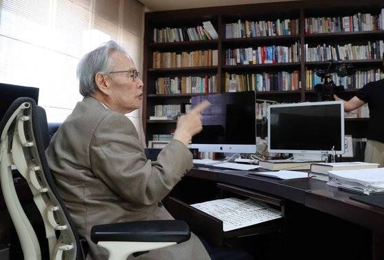 고 이어령 전 문화무 장관. 서울 평창동 자택에서의 모습이다. 이처럼 그는 책상 위에 여러 대의 컴퓨터 모니터를 두고 디지털로 글쓰기를 해왔다. 김상선 기자