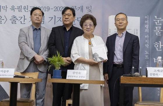 6월 28일 중구 정동 산다미아노 북카페에서 열린 고 이어령 전 장관 〈눈물 한 방울〉 출간 기념 기자 간담회. 왼쪽부터 아들 이강무 백석대 교수와 이승무 한국예술종합학교 교수, 부인 강인숙 영인문학관 관장,고세규 김영사 대표. 권혁재 사진전문기자