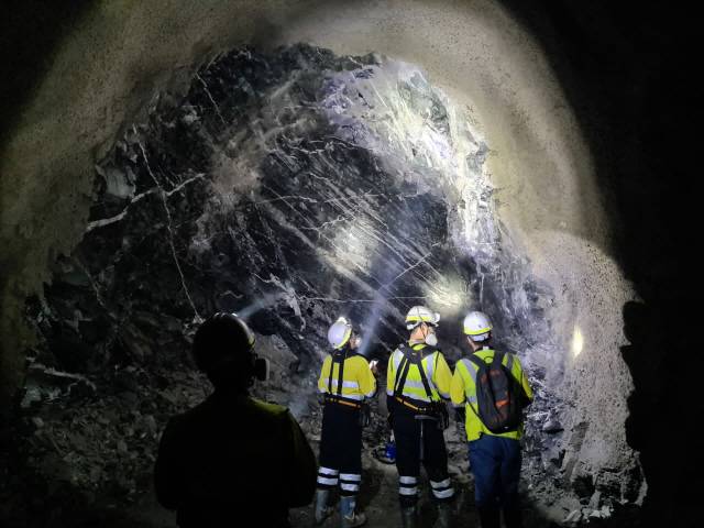 ▲ 광산개발팀 직원들이 알폰스-D갱도에서 발파 후 현장을 확인하고 있다.