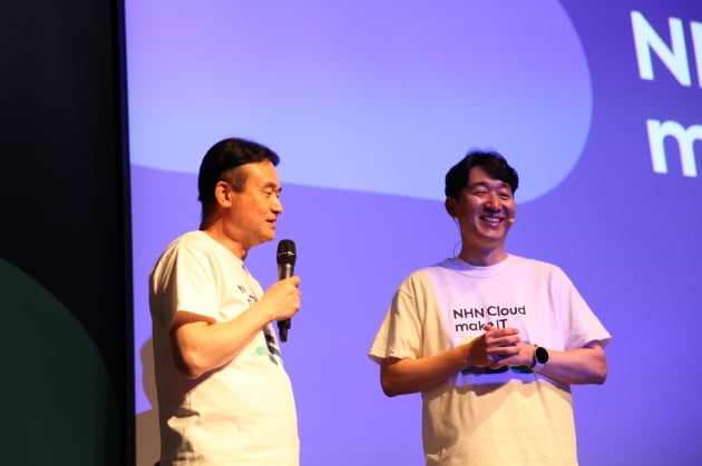 백도민 NHN클라우드 공동대표(사진 왼쪽)과 김동훈 NHN클라우드 공동대표가 컨퍼런스에서 키노트 발표를 하고 있다. 사진 NHN클라우드