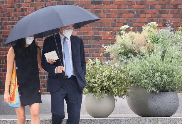 이재용 삼성전자 부회장과 딸 원주씨가 27일 서울 중구 정동교회에서 열린 정의선 현대차그룹 회장 장녀 진희씨 결혼식이 끝난 뒤 교회 건물을 나서고 있다. /사진=연합뉴스