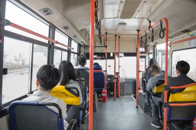 전북 전주덕진경찰서는 버스 안에서 기사에게 소화기를 분사한 혐의로 20대 남성 A씨를 조사 중이라고 28일 밝혔다. 사진은 기사와 무관함. /사진=게티이미지뱅크