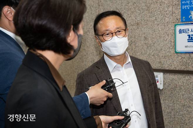 홍영표 더불어민주당 의원이지난 3일 서울 여의도 국회에서 열린 박홍근 당대표권한대행 겸 원내대표와 중진의원 간담회 참석을 위해 원내대표실로 들어서고 있다. /국회사진기자단