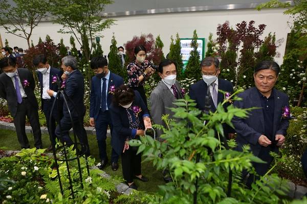 헬스경향은 웰니스에 대한 국민적 관심이 높아진 데 따라 오는 8월 25일부터 27일까지 부산 벡스코 제1전시장에서 ‘2022 K-웰니스 페어’를 개최한다. 이 기간 헬스경향은 웰니스를 주제로 한 홍보전시관을 열고 다양한 정보 등을 제공할 예정이다. 사진은 헬스경향이 한국농수산식품유통공사와 6월 3일부터 5일까지 공동주최한 ‘2022 K-농산어촌 한마당’에서 내빈객들이 전시부스를 관람하고 있는 모습.