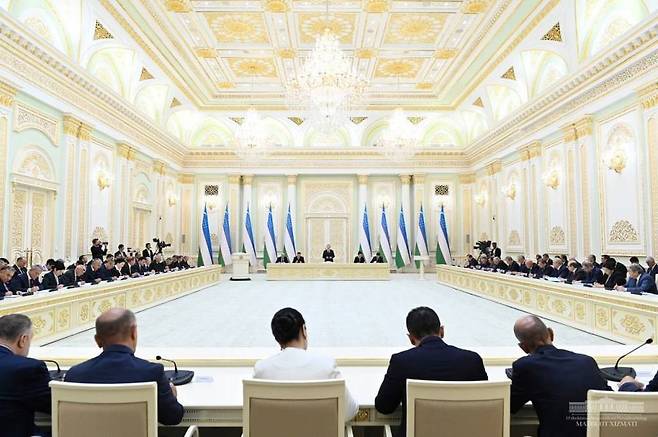 Uzbekistan President Shavkat Mirziyoyev holds a meeting with members of the Constitutional Commission. (Embassy of Uzbekistan in Seoul)