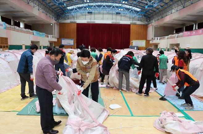 지진 발생 1435일 만인 지난해 10월 19일 이강덕 시장이 자원봉사자들과 함께 흥해실내체육관에 설치된 텐트를 철거하고 있다. (포항시 제공) 2022.06.28