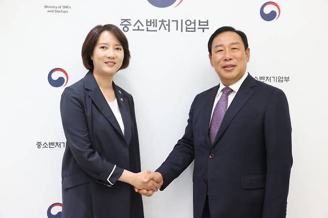 이영 중소기업벤처부 장관(왼쪽)과 최민호 세종시장 당선인이 청년창업 생태계 조성 협력을 다짐하며 악수를 하고 있다. 사진=세종시장직 인수위.