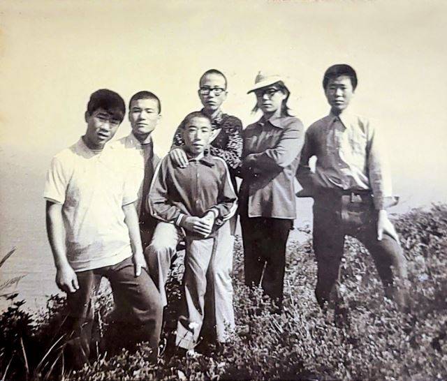 이종삼(왼쪽 두 번째) 목사가 1973년 덕포교회를 짓기 위해 건축 자재를 나르던 중 친구들과 함께한 모습.