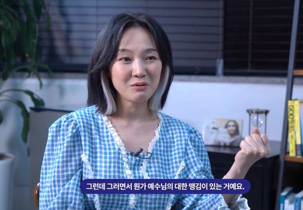 가수 자두가 지난 25일 유튜브 계정 ‘예드지’에 게시된 영상에서 간증하고 있는 장면. 유튜브 캡처
