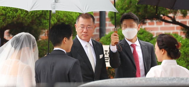 정의선 현대차그룹 회장과 부인 정지선 씨가 27일 장녀 진희씨 결혼식이 열리는 서울 중구 정동제일교회에서 드레스를 입은 딸을 바라보고 있다. 연합뉴스