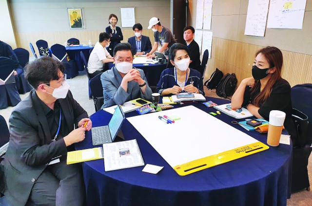 토론에 열중인 워크숍 참가자들.