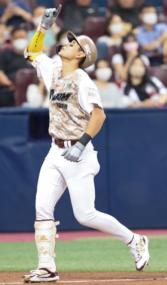 28일 고척 키움-KIA전, 5회 3점홈런으로 시즌 14호 홈런을 기록한 이정후가 세러머니를 하며 홈인하고 있다.[연합뉴스 제공]