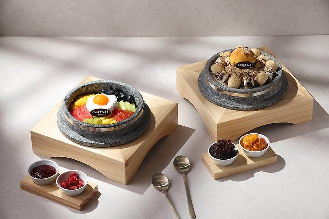 코트야드 메리어트 수원 알록달록 비빔밥 빙수와 전통 팥빙수. <사진 제공 = 코트야드 메리어트 수원>