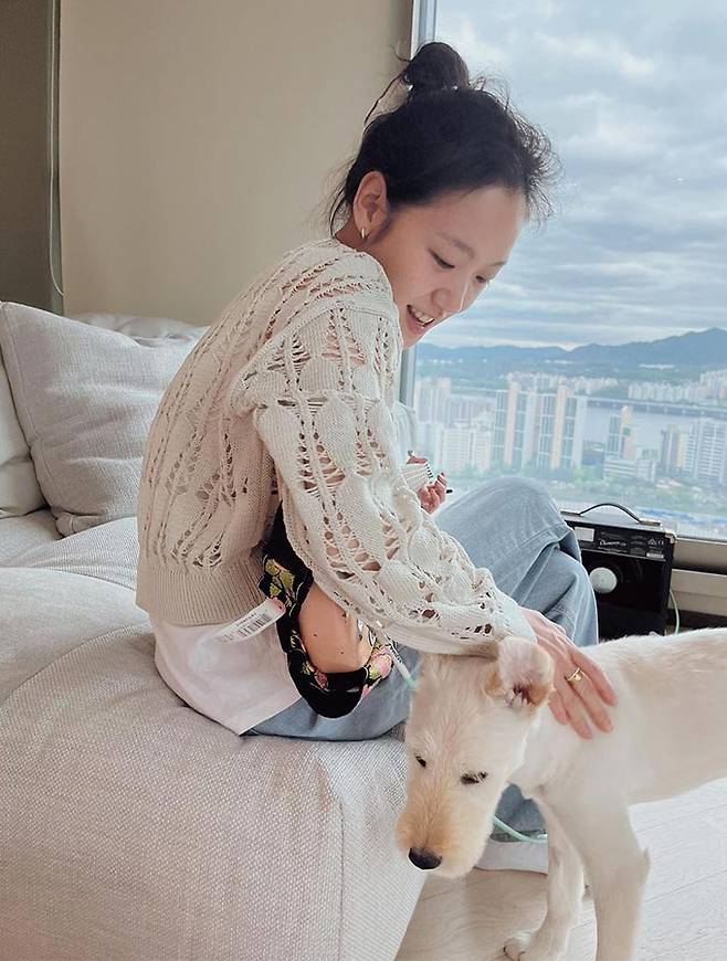 배우 김고은과 그의 반려견 월이./사진=김고은 인스타그램