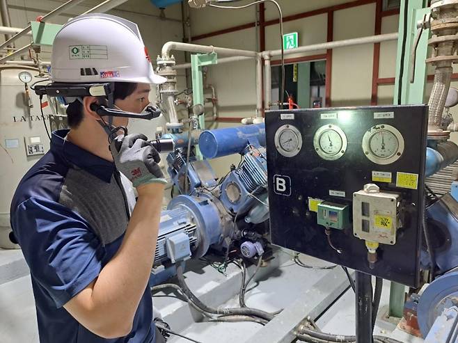 사진=지능형 영상 헬멧 활용 현장 점검/사진제공=한국지역난방공사