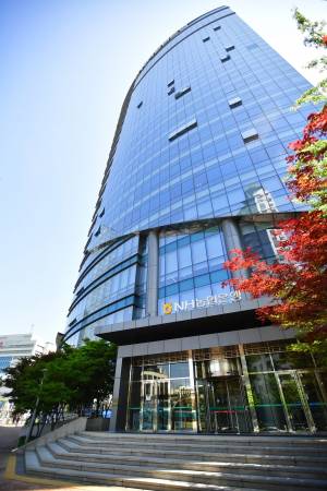 NH농협은행이 다음달 1일부터 주택담보대출금리를 내린다. 사진은 서울 중구에 위치한 농협은행 본점 전경./사진=NH농협은행