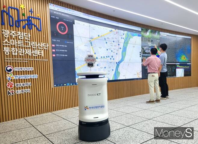 KT 전남·북광역본부는 최신 방역기술과 AI 로봇을 결합한 'KT AI 방역로봇'을 한국산업단지공단 광주지역본부와 광주이노비즈센터에 배치했다/사진=KT전남·북광역본부 제공.