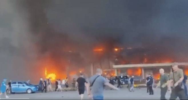 지난 27일(현지시각) 우크라이나 당국에 따르면 러시아군은 이날 Kh-22 대함 미사일로 우크라이나 중부 폴타바주 크레멘추크시 소재 쇼핑몰을 폭격했다. /사진=우크라이나 국방부 트위터(@DefenceU) 캡처