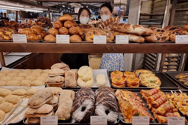 신세계센텀시티 지하1층에 입점 된 광주 유명 맛집 소맥베이커리 매장에서 직원들이 인기 있는 빵을 소개하고 있다./사진=신세계센텀시티