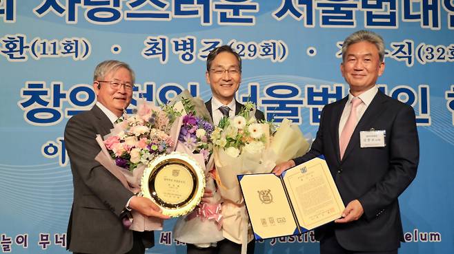 [서울 더플라자호텔에서 10일 오후 열린 제2회 '창의적인 서울법대인' 시상식에서 한솥 이영덕 회장(우)이 서울대 법과대학 우창록 총동창회장(좌)으로부터 상을 수상하고 있다 (좌) 서울대 법과대학 우창록 총동창회장, (가운데) 한솥 이영덕 회장, (우) 서울대 김종보 법학대학원장 (한솥도시락 제공)