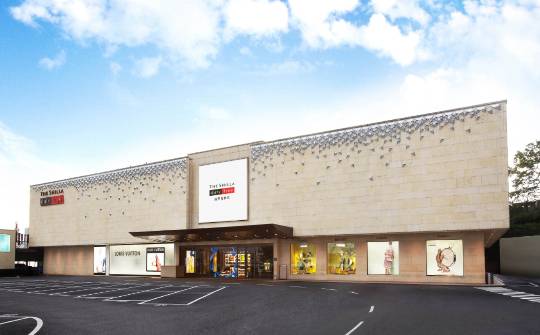 신라면세점이 면세업계 최초로 중국 물류 플랫폼이자 알리바바 자회사인 차이냐오와 손잡고 1억5800만명의 중국 직구족 잡기에 나선다. 사진은 신라면세점 서울점. /사진=신라면세점