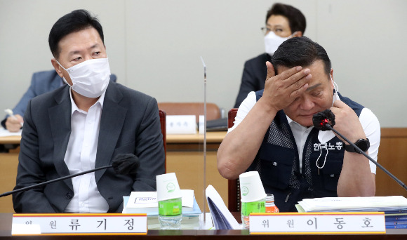 28일 오후 세종시 정부세종청사 최저임금위원회 회의실에서 열린 7차 전원회의에서 근로자위원인 이동호 한국노총 사무총장(오른쪽)이 땀을 닦고 있다. / 사진=뉴시스 강종민 기자