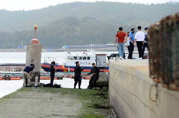 28일 광주 남부경찰서 등에 따르면 이날 '완도 실종' 조유나(10)양 일가족이 탔던 승용차가 전남 완도 앞바다 속에서 발견됐다. 사진은 이날 전남 완도군 신지면 송곡항 인근 해역에서 2018년식 아우디 차량 구조물을 발견해 조사하고 있는 완도해양경찰들. /사진=뉴스1